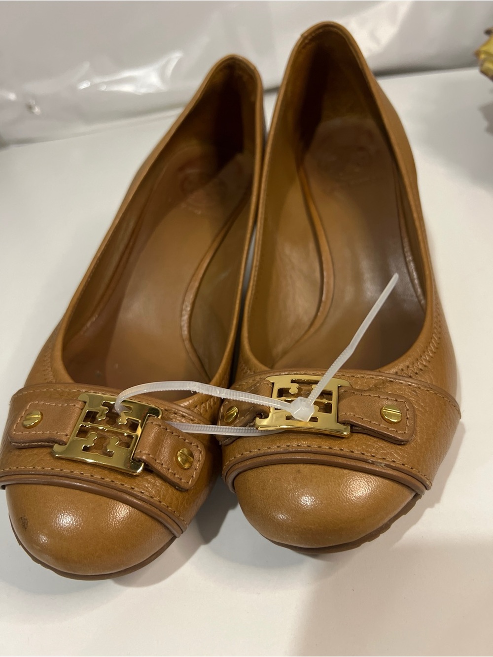 Tory Burch Tan Leather Wedge Pumps Gold Logo Buckle Women’s Shoes Size 9M